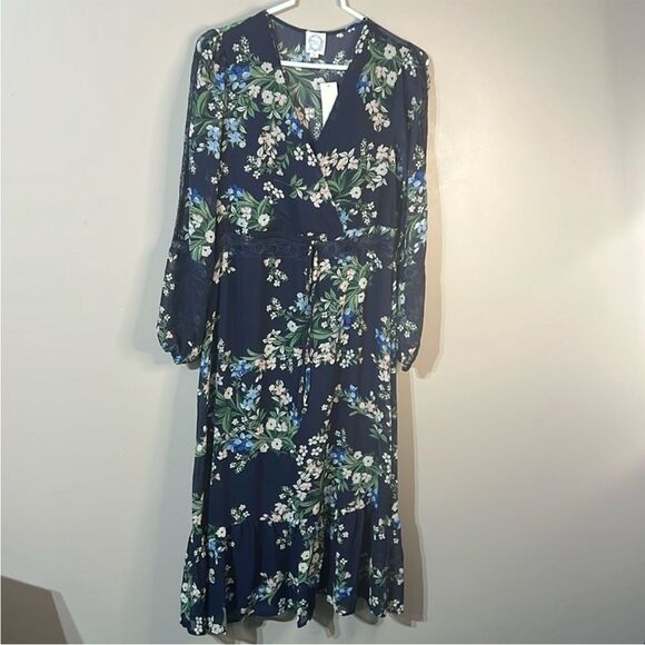 NEW! Floral flowy dress with lace accents - Picture 1 of 6